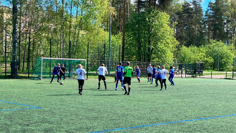 FC Kontu Fair Play Team pelaajia kentällä aurinkoisessa säässä.